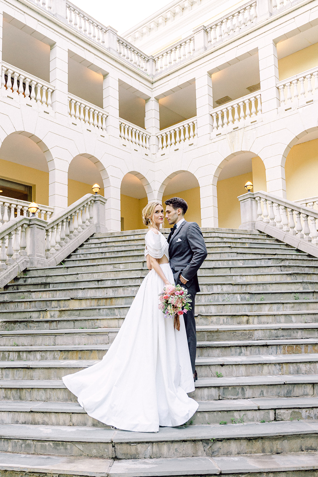 bride-and-groom-pose-on-airlie-staircase